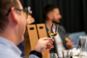 Prezentacja kieliszka z porcją whisky podczas degustacji Pick and Taste