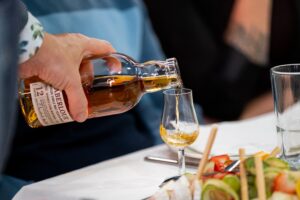 Nalewanie porcji degustacyjnej podczas degustacji whisky z Pick and Taste